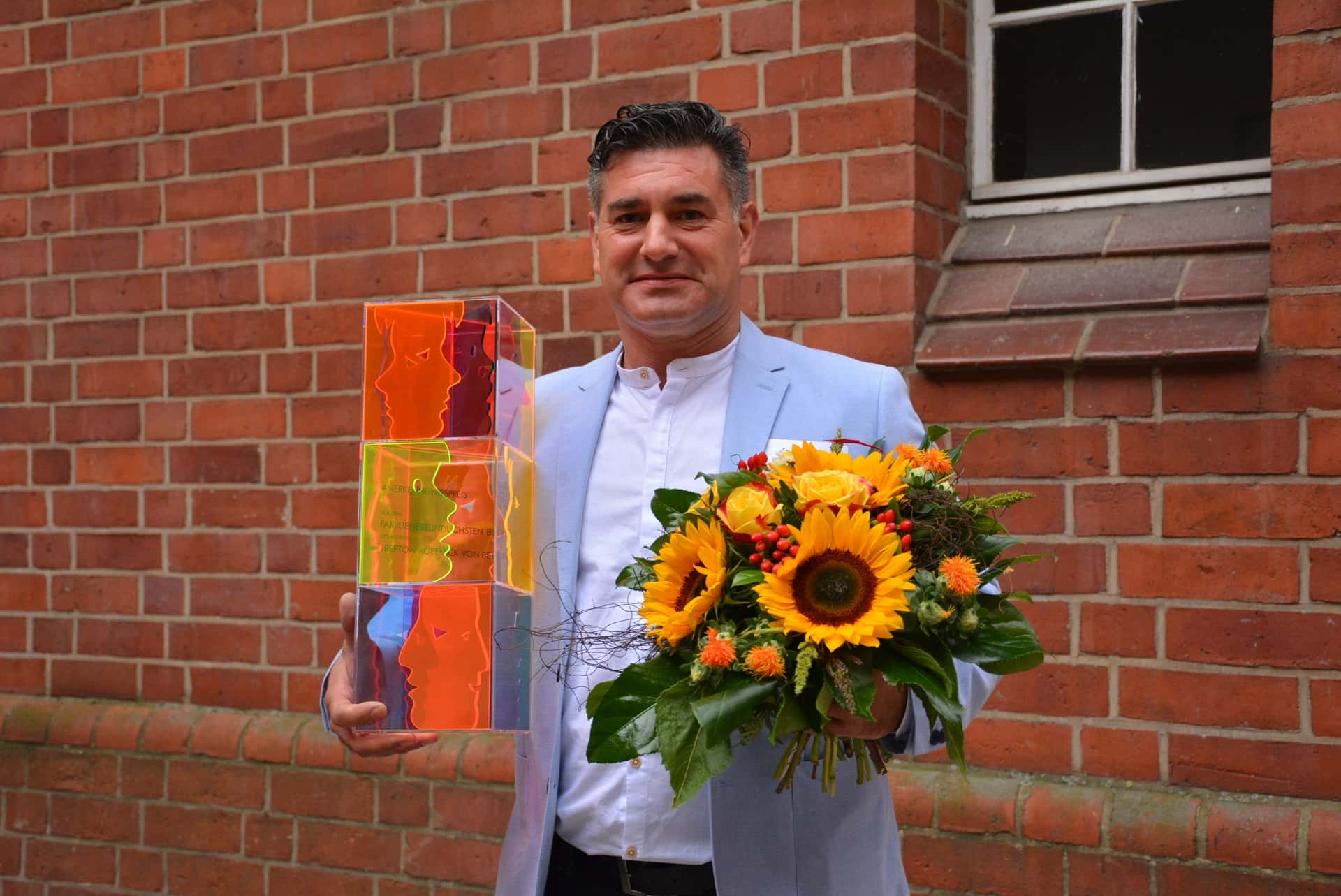 Mann mit Blumenstrauß.