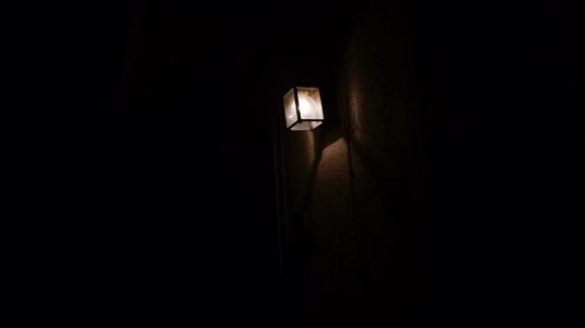 Eine Lampe im Dunkeln.