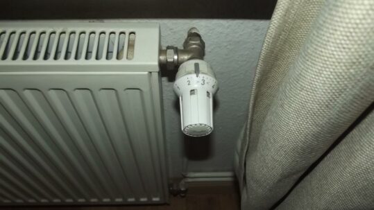 Heizkörper mit Thermostatventil auf Stufe 3 in Wohnraum