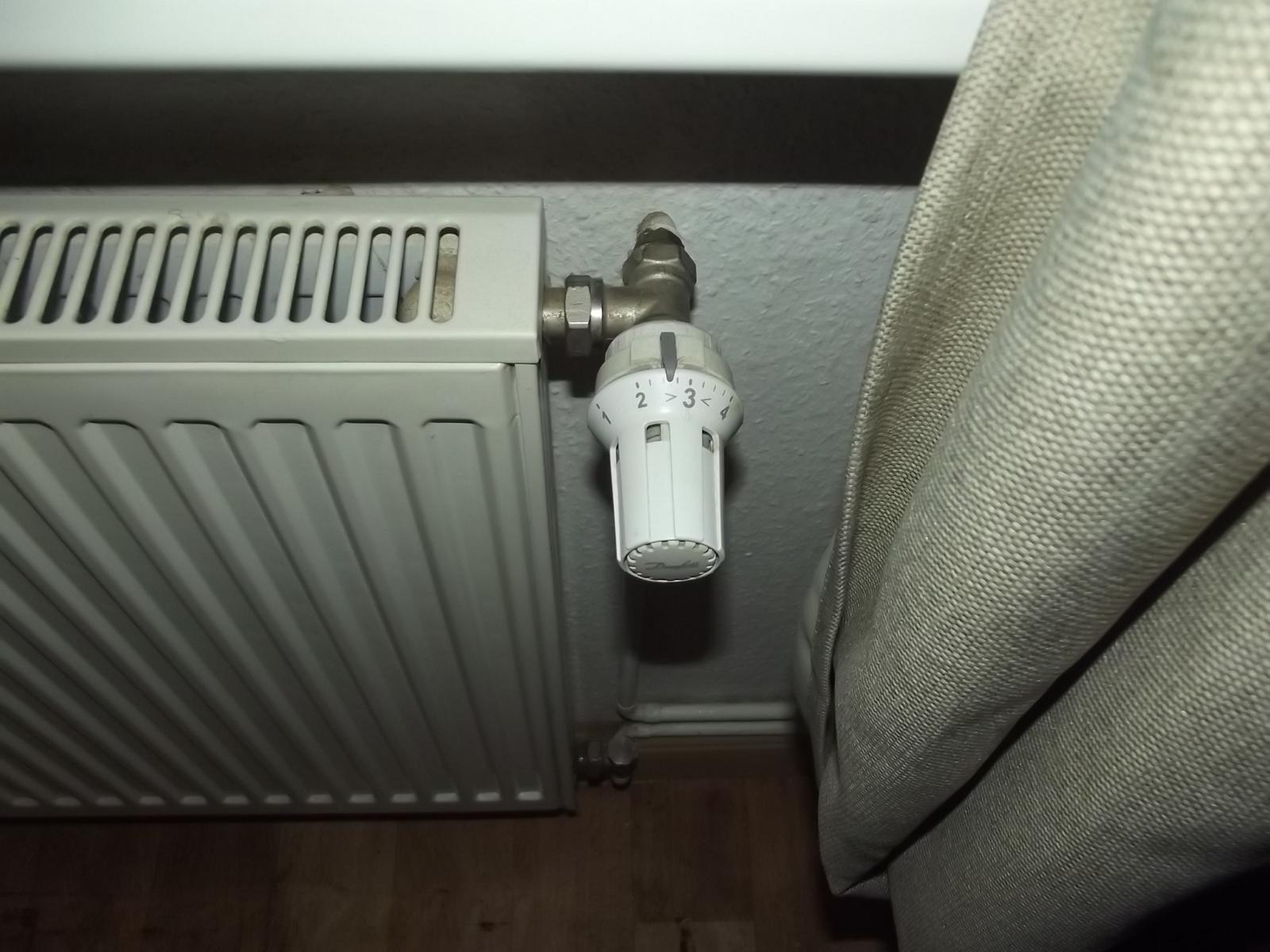 Heizkörper mit Thermostatventil auf Stufe 3 in Wohnraum